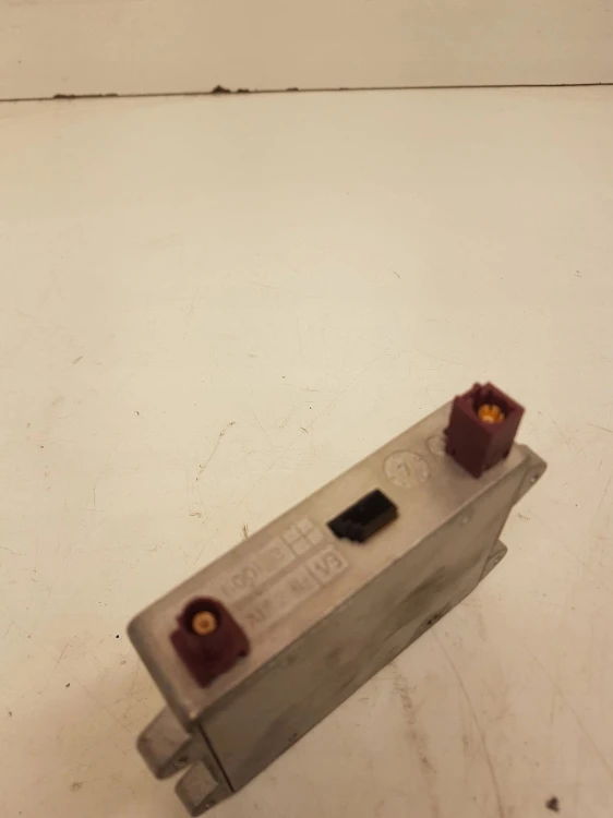 WZMACNIACZ ANTENY TELEFONU AUDI 8E0035456C