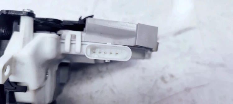 ZAMEK DRZWI LEWY TYŁ AUDI A1 8X0839015E 5 PIN