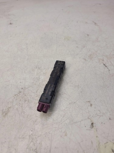 WZMACNIASZ ANTENOWY AUDI Q5 8R 8R0035225C