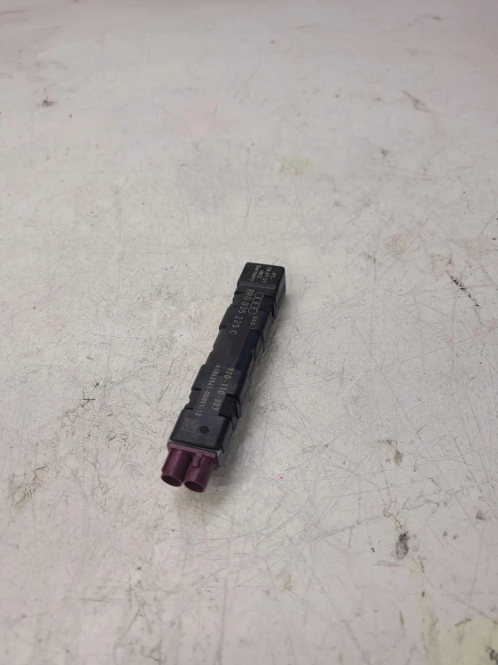 WZMACNIASZ ANTENOWY AUDI Q5 8R 8R0035225C