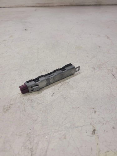 WZMACNIASZ ANTENOWY AUDI Q5 8R 8R0035225C