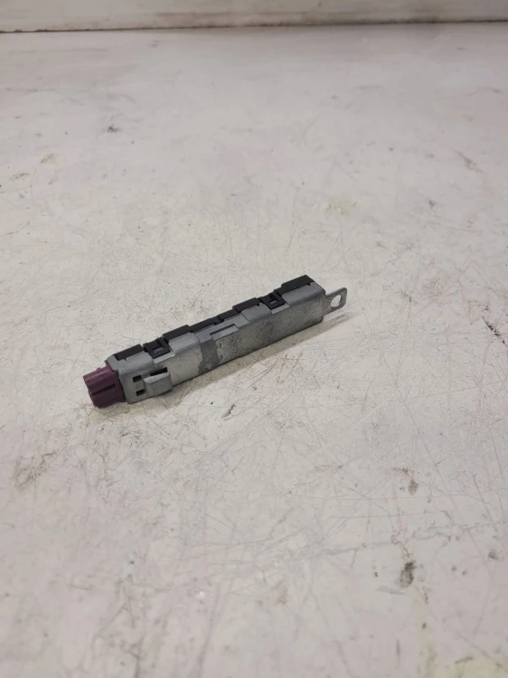 WZMACNIASZ ANTENOWY AUDI Q5 8R 8R0035225C
