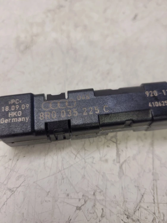 WZMACNIASZ ANTENOWY AUDI Q5 8R 8R0035225C