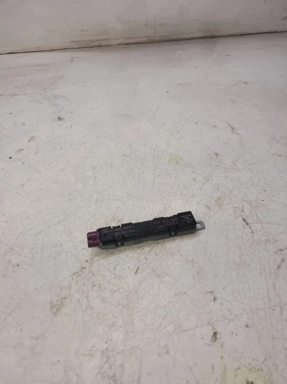 WZMACNIASZ ANTENOWY AUDI Q5 8R 8R0035225C
