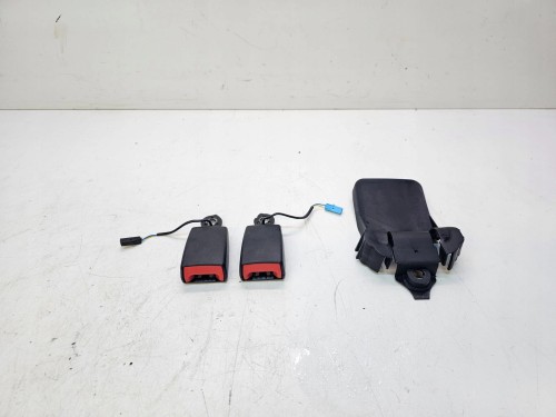 ZAPINKA PASA TYŁ AUDI A3 8V CABRIO 8V7857740 8V7857739