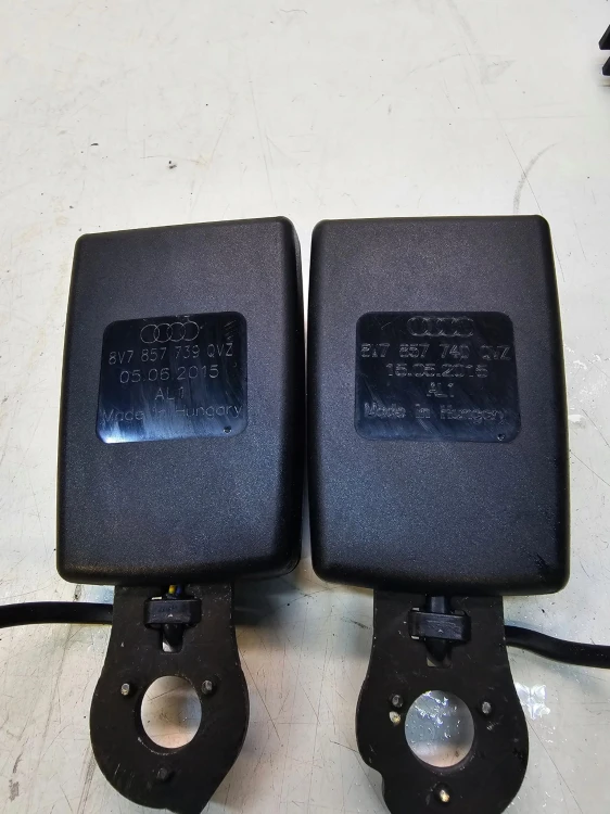 ZAPINKA PASA TYŁ AUDI A3 8V CABRIO 8V7857740 8V7857739