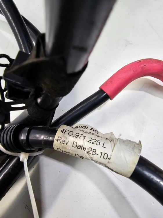 KLEMA PRZEWÓD PLUSOWY AKUMULATORA AUDI A6 C6 4F0971225L