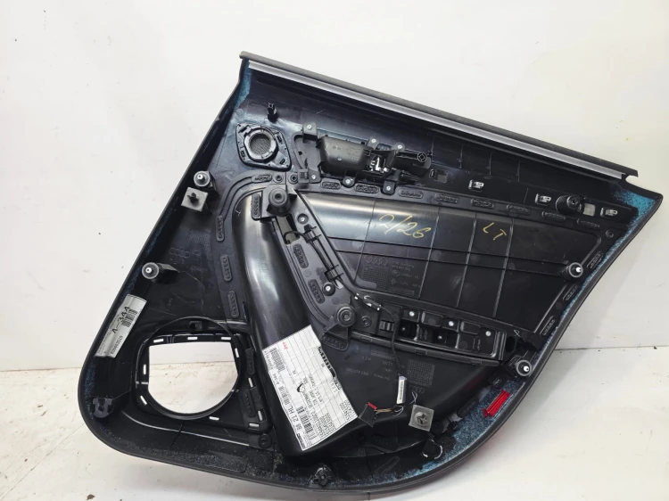 BOCZEK DRZWI LEWY TYŁ AUDI A4 B8 8K0867305 2/26 SKÓRA