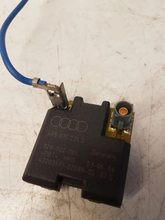 WZMACNIACZ ANTENOWY AUDI A3 A4 A6 4F5035225D
