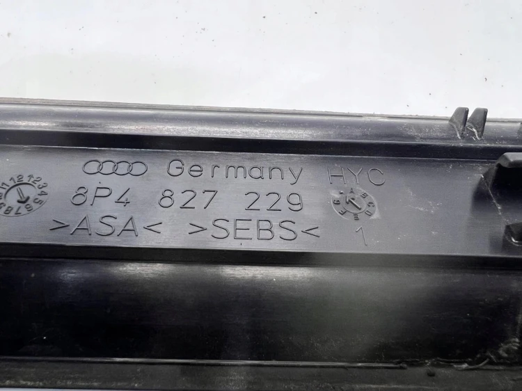 OSŁONA RYNNY KLAPY BAGAŻNIKA AUDI A3 8P SPORTBACK 8P4827229