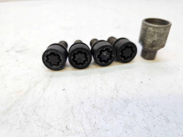 ŚRUBA ŚRUBY ZABEZPIECZAJĄCE AUDI VW SEAT KOMPLET PŁYWAJĄCA PODKŁADKA ,,Q"
