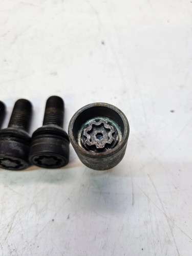 ŚRUBA ŚRUBY ZABEZPIECZAJĄCE AUDI VW SEAT KOMPLET PŁYWAJĄCA PODKŁADKA ,,Q"
