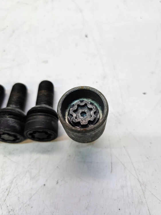 ŚRUBA ŚRUBY ZABEZPIECZAJĄCE AUDI VW SEAT KOMPLET PŁYWAJĄCA PODKŁADKA ,,Q"