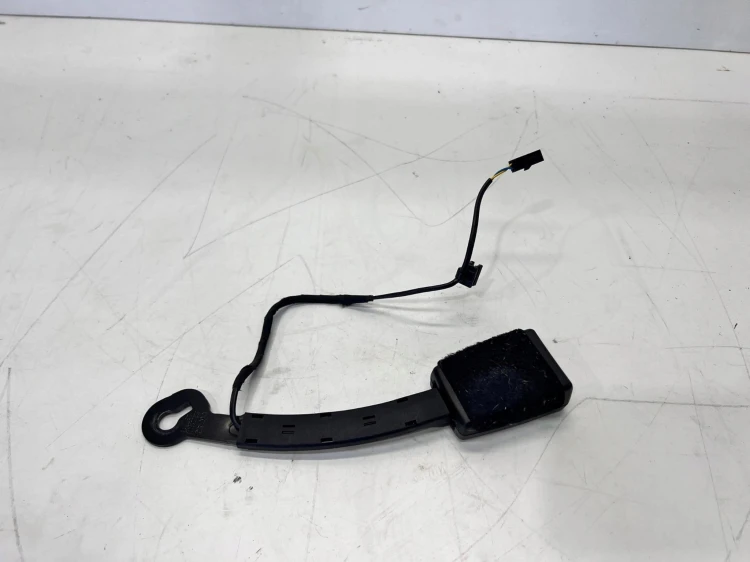 ZAPINKA PASA LEWA AUDI A3 8V 8V0857755G