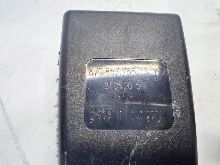 ZAPINKA PASA LEWA AUDI A3 8V 8V0857755G