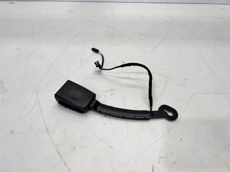 ZAPINKA PASA LEWA AUDI A3 8V 8V0857755G