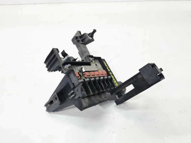 UCHWYT SKRZYNKI BEZPIECZNIKÓW AUDI A1 8X VOLKSWAGEN SEAT SKODA 6R0915343B