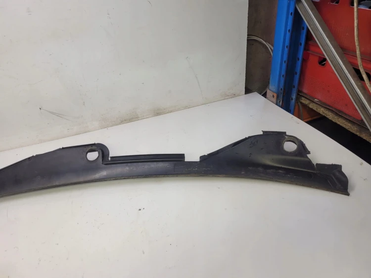 PODSZYBIE PLASTIKOWE WĄSKIE AUDI A4 A5 8K1819403B