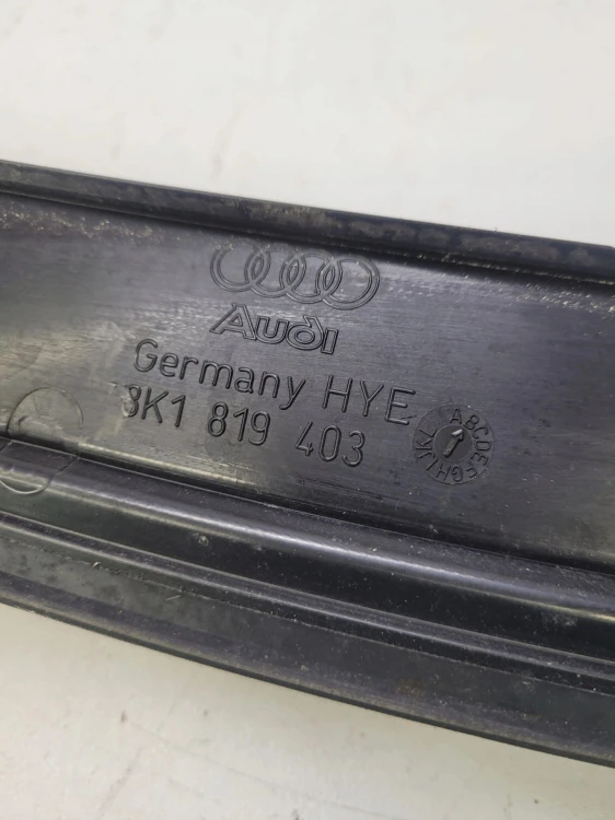 PODSZYBIE PLASTIKOWE WĄSKIE AUDI A4 A5 8K1819403B