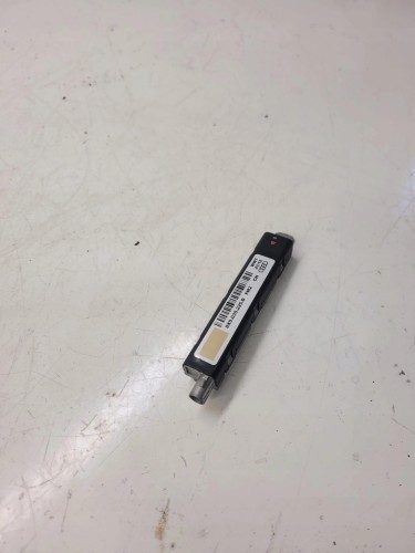 WZMACNIACZ ANTENYOWY GPS AUDI A1 8X0035225D