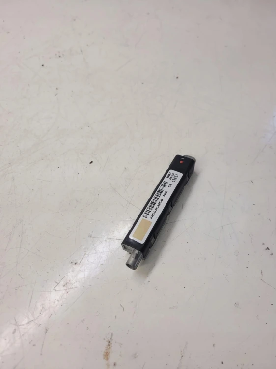 WZMACNIACZ ANTENYOWY GPS AUDI A1 8X0035225D