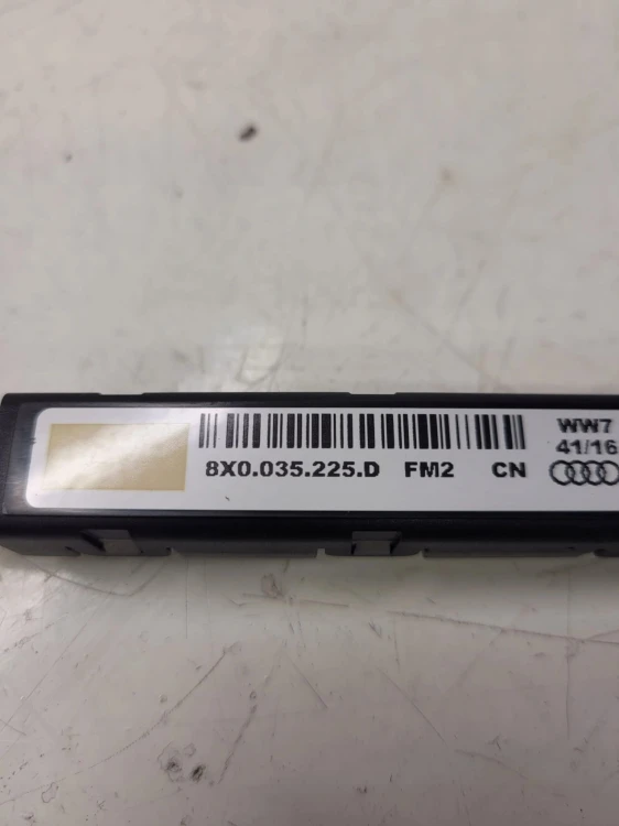 WZMACNIACZ ANTENYOWY GPS AUDI A1 8X0035225D