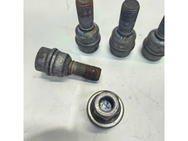 ŚRUBY ZABEZPIECZAJĄCE AUDI VW PŁYWAJĄCA PODKŁADKA ,,X" 8R0698139