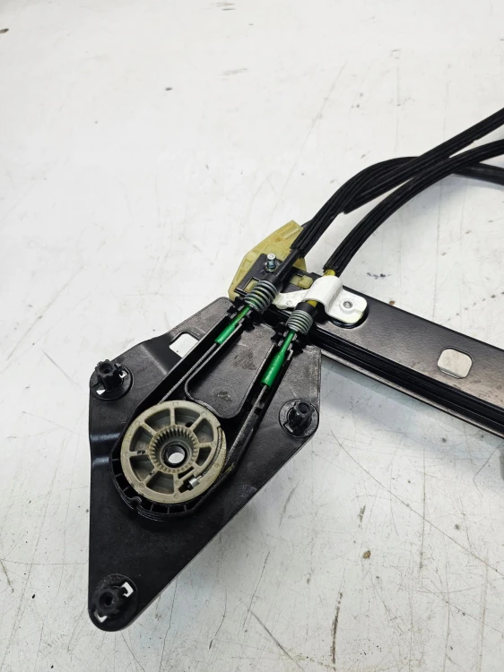 MECHANIZM SZYBY PRAWY PRZÓD AUDI A1 8X 3-DRZWI 8X3837462A