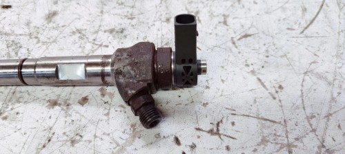 WTRYSKIWACZ WTRYSK AUDI VW CR 2.0 TDI 04L130277P