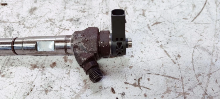 WTRYSKIWACZ WTRYSK AUDI VW CR 2.0 TDI 04L130277P