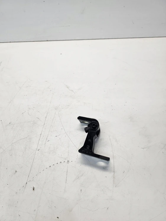 ZAWIAS DRZWI PRAWY AUDI A1 8X Q3 8U A3 8V 8X0831404E
