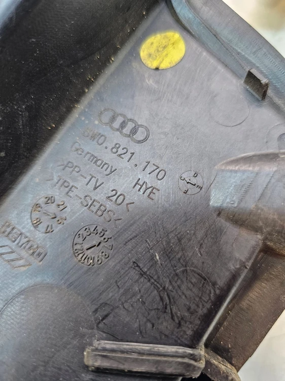 NAKŁADKA BŁOTNIKA PRAWAE AUDI A4 B9 8W0821170C