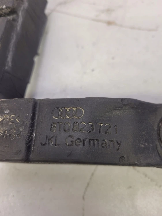 WYGŁUSZENIE BŁOTNIKA PIANKA AUDI A5 8T 8T0823721