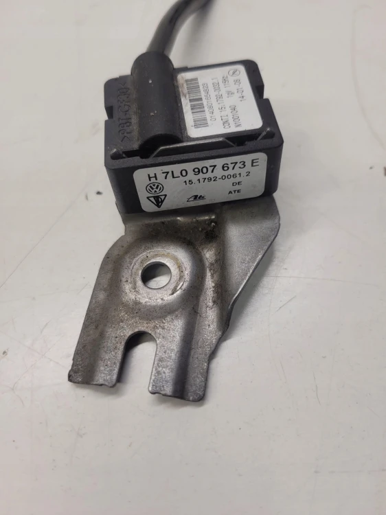 CZUJNIK PRZYSPIESZENIA AUDI Q7 TOUAREG 7L0907673E