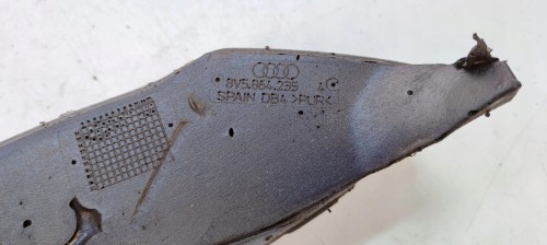 WYGŁUSZENIE BŁOTNIKA LEWE AUDI A3 8V SEDAN 8V5864235