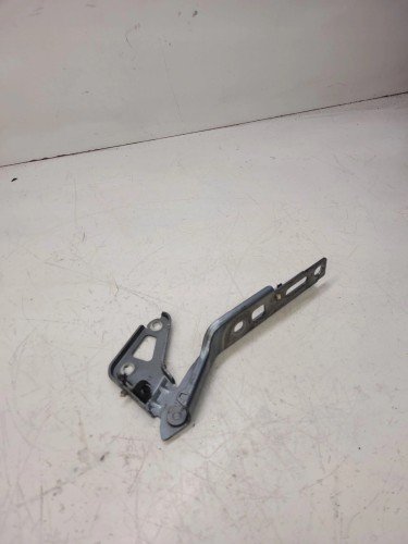 ZAWIAS MASKI PRAWY AUDI Q7 4L 4L0823302