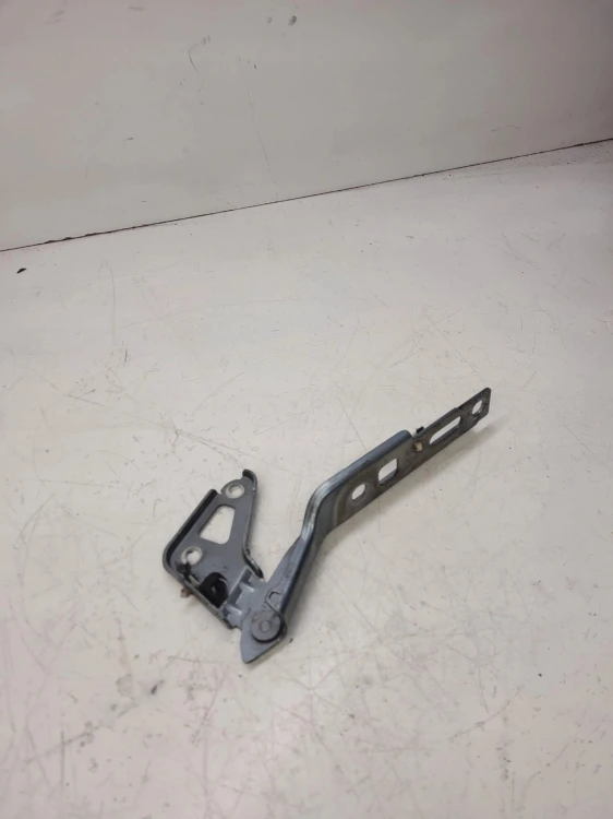 ZAWIAS MASKI PRAWY AUDI Q7 4L 4L0823302