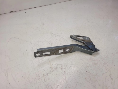 ZAWIAS MASKI PRAWY AUDI Q7 4L 4L0823302