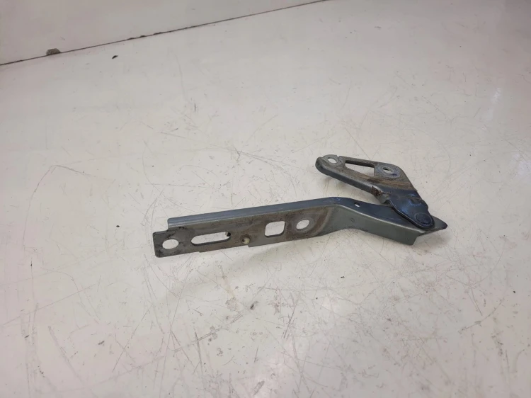ZAWIAS MASKI PRAWY AUDI Q7 4L 4L0823302