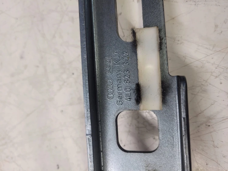ZAWIAS MASKI PRAWY AUDI Q7 4L 4L0823302
