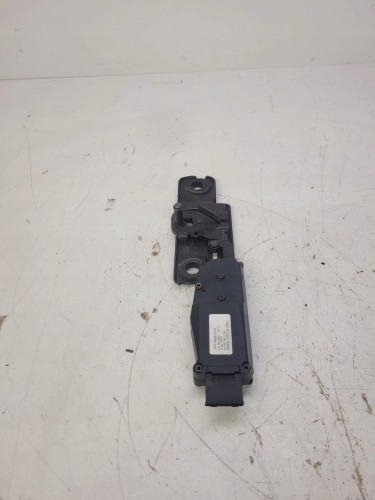 SIŁOWNIK DOCIĄG KLAPY TYŁ AUDI A6 A7 A8 4F9827383H
