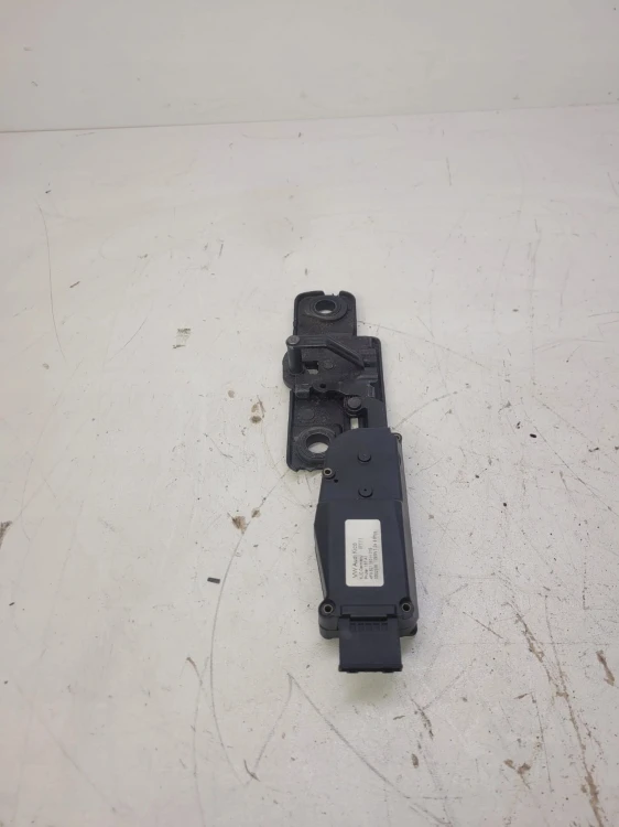 SIŁOWNIK DOCIĄG KLAPY TYŁ AUDI A6 A7 A8 4F9827383H