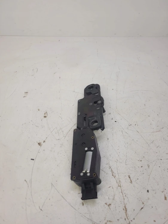 SIŁOWNIK DOCIĄG KLAPY TYŁ AUDI A6 A7 A8 4F9827383H