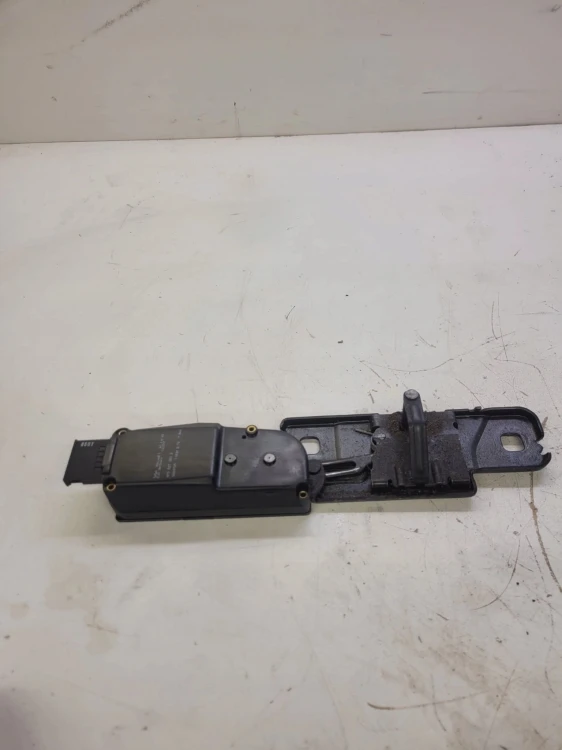 SIŁOWNIK DOCIĄG KLAPY TYŁ AUDI A6 A7 A8 4F9827383B