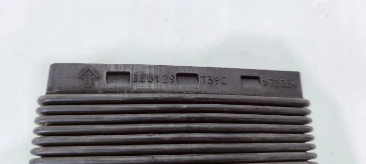 DOLOT WLOT POWIETRZA AUDI A4 B7 8E0129739C