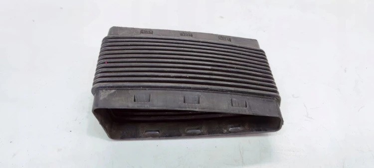 DOLOT WLOT POWIETRZA AUDI A4 B7 8E0129739C