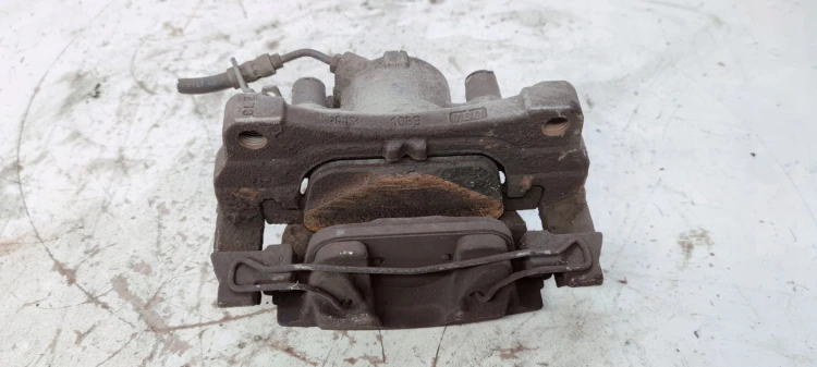 ZACISK HAMULCOWY PRAWY AUDI A4 B9 A5 8W06 0316