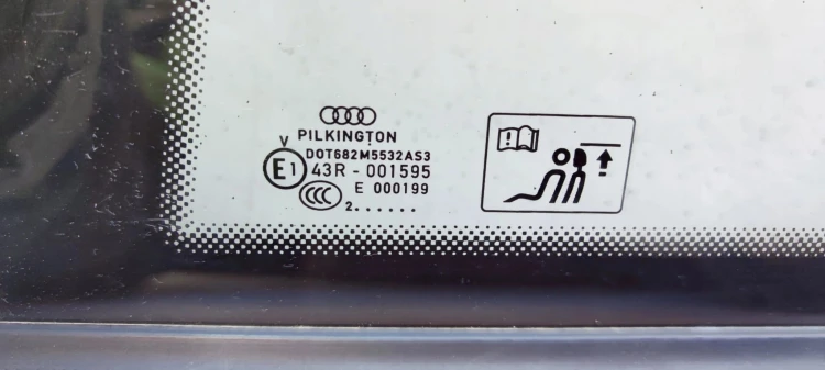 SZYBA KAROSERYJNA LEWY TYŁ POD LISTWĘ CHROM AUDI A3 8V3 3 DRZWI 2012R
