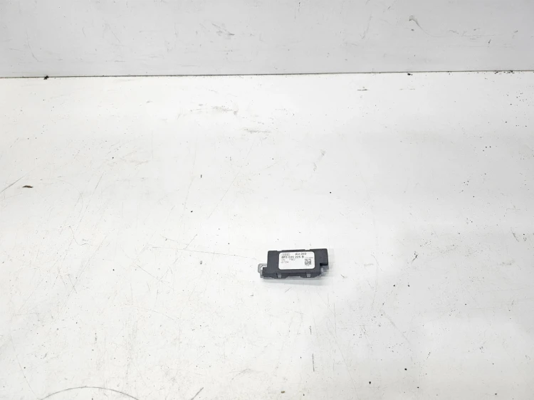 WZMACNIACZ ANTENY AUDI A3 8P LIFT 3-DRZW 8P3035225B