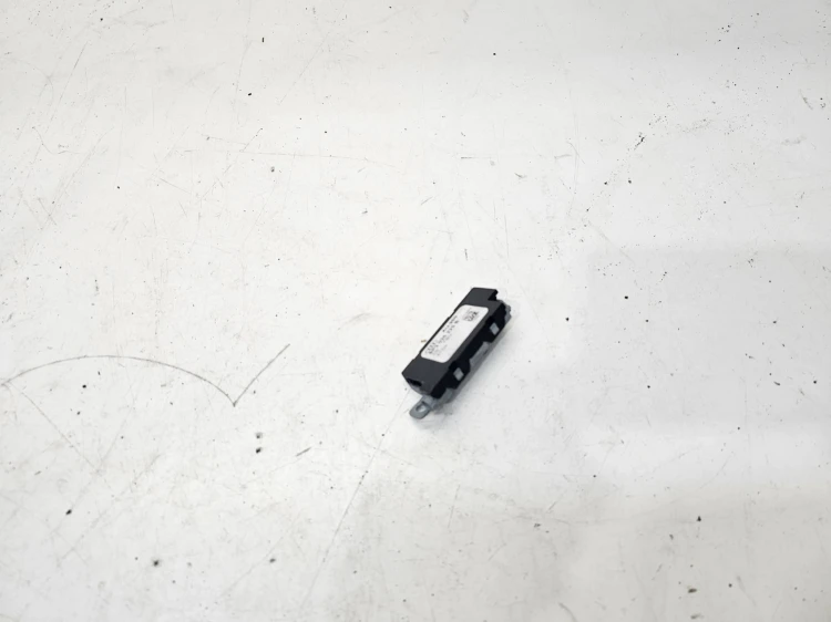 WZMACNIACZ ANTENY AUDI A3 8P LIFT 3-DRZW 8P3035225B